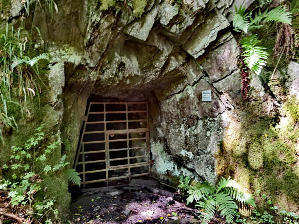 historische Schieferhöhle in der Baybachklamm
