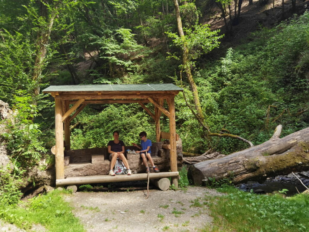 Unsere Pause auf der Baybachklamm Traumschleife - im eigenwilligen Rasthäuschen