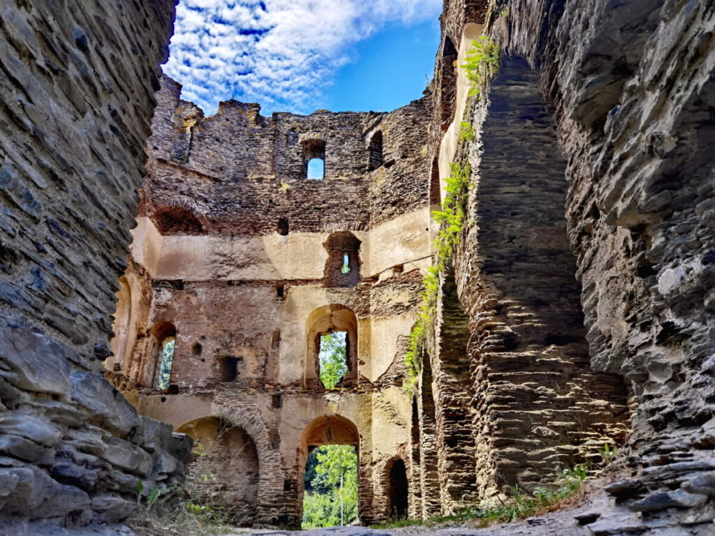 Die Traumschleifen Hunsrück führen an historischen Burgen und Plätzen vorbei - hier am Burgherrenweg